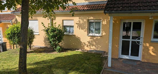 2 Zimmerwohnung mit Garten und 2 Carportplätzen