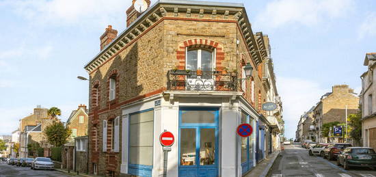 Immeuble Dinard hyper centre, local commercial et bureau au rez-de-chaussée, appartement au 1er étage