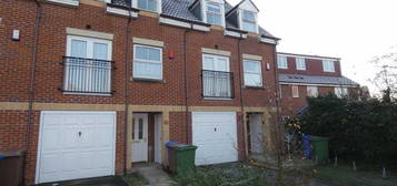 Terraced house to rent in Willow Drive, Brough HU15