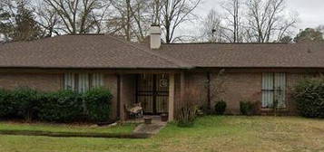 211 Swan Lake Dr, Jackson, MS 39212