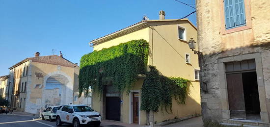 Carcès, Maison de village sur 2 niveaux avec balcon et spacieuse véranda.