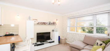 Flat to rent in Ross Road, Wallington, Surrey SM6