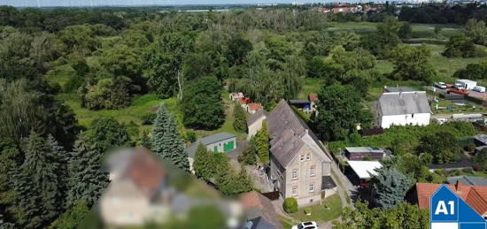 Dem Trubel der Stadt entfliehen und die Natur vor der Haustür: Großflächiges Grundstück mit EFH und viel Nebengelass in Halle/Osendorf