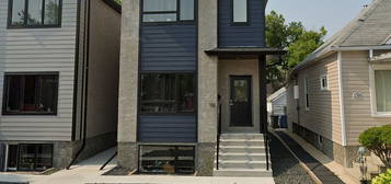 156 Perth Ave #A, Winnipeg, MB R2V 0T1