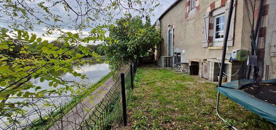 LAROCHE ST CYDROINE Maison ancienne sur 185 m2 de terrain clos