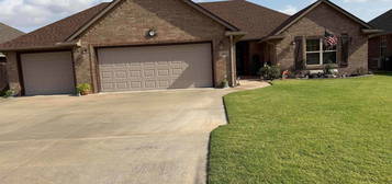 515 Grizzly Ln, Enid, OK 73703