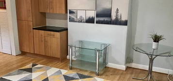 4 bed flat to rent