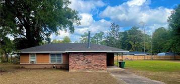 215 Bankston Dr, Bogalusa, LA 70427