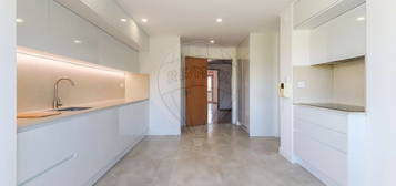 Arrendamento de Apartamento T4  na rua Doutor Alfredo da Costa s/n