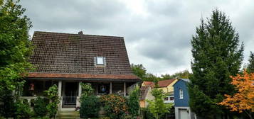 Saniertes Einfamilienhaus mit vermietetem, freistehendem Nebenhaus und Garten.