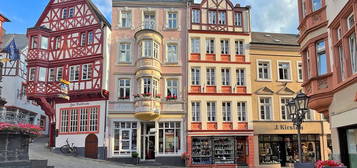 Traditionsreiches Café direkt am Marktplatz mit attraktiver Maisonette-Wohnung in Bernkastel-Kues