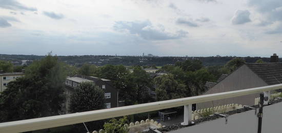 Großzügige 3 Zimmer Wohnung mit schönem Balkon, toller Fernsicht und PKW Stellplatz