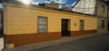 Chalet adosado en venta en calle Corte