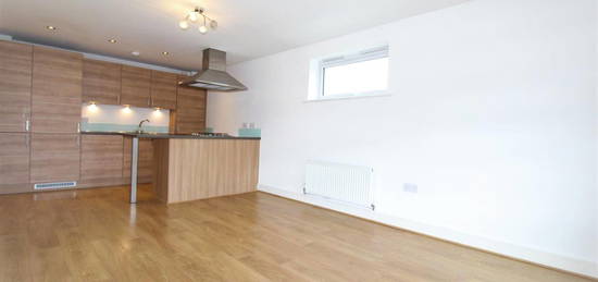 Flat to rent in Louisa Oakes Close, Chingford Mount E4