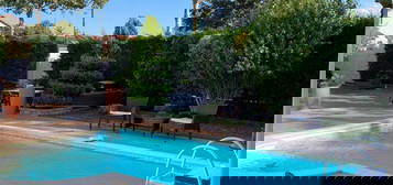 Grande maison au coeur d’un cadre verdoyant avec piscine