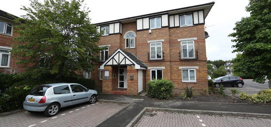 Flat to rent in Pearl Court, Heton Gardens, Hendon NW4