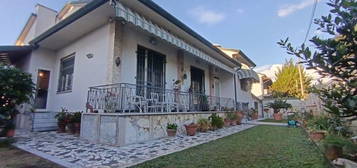 Villa in vendita a Marina di Massa Centro