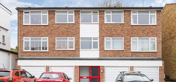 Flat for sale in Warwick Road, Barnet EN5