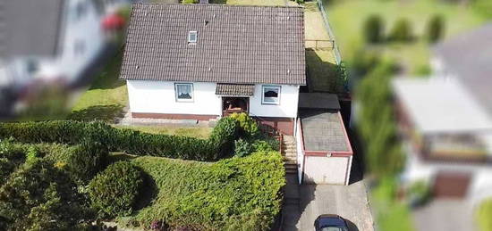 Gestaltbares Zuhause mit großem Garten, Terrasse und Garage in guter Lage von Büchen