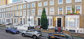 Flat to rent in Richmond Road, London E8