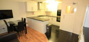 6 bedroom terraced house to rent