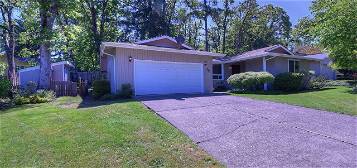 443 S 68th Pl, Springfield, OR 97478