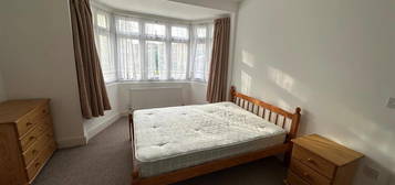 Room to rent in Whitton Avenue East, Greenford UB6