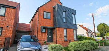 4 bedroom link detached house for sale