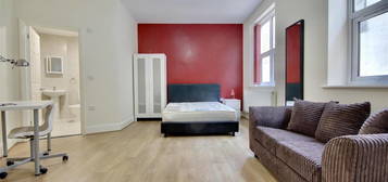 Studio to rent in Grosvenor Apartments, Western Parade, Southsea PO5