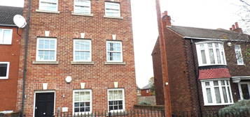 Triplex to rent in Welbeck Road, Doncaster DN4