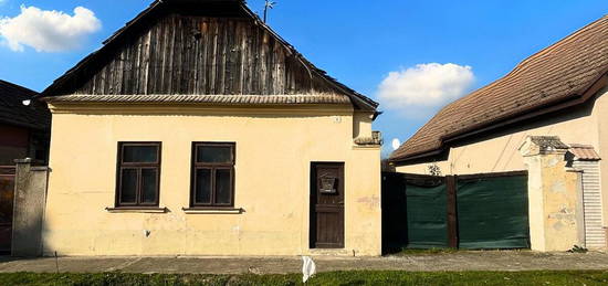 Starší dom na predaj s veľkým pozemkom v Matúškove