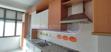 Apartamento T4 no Centro de Alverca (ALV219)