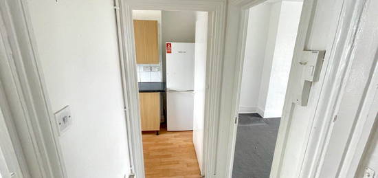 Flat to rent in Kilburn High Road, London NW6