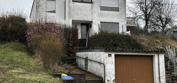 Wohnhaus in Höhenlage mit Garage und Garten