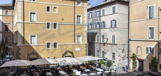 Trilocale da ristrutturare, primo piano, Piazza Navona, Roma