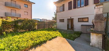 Villaschiera di testa con giardino