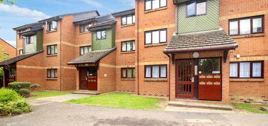 Flat to rent in Maltby Drive, Enfield EN1