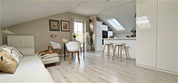 Ruhige 2-Zimmer-Dachgeschosswohnung in kleinem Haus mit Einbauküche und geringen Heizkosten