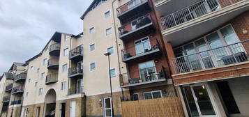 Flat to rent in Admirals Wharf, Southampton SO14