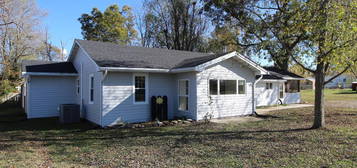 212 S Peightel St, Seymour, MO 65746