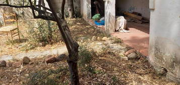 Casa da ristrutturare con cortile S. ISIDORO