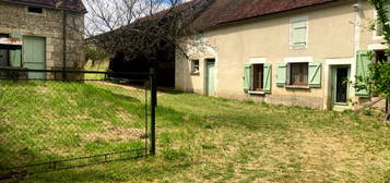 Beau terrain de 2755m2 pour cette ferme avec grange, hangar, four à pain et puits.