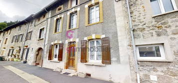 Maison de village avec jardin dans le centre de Riotord