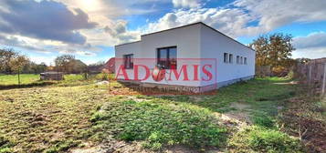 ADOMIS -  vymením bungalov 160m2 za byt,kompletné IS, pozemok 573m2, tepelné čerpadlo,blízka obec za