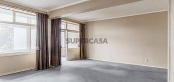 Apartamento T3 na Avenida Infante Santo, em Lisboa