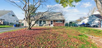 73 Canyon Rd, Levittown, PA 19057