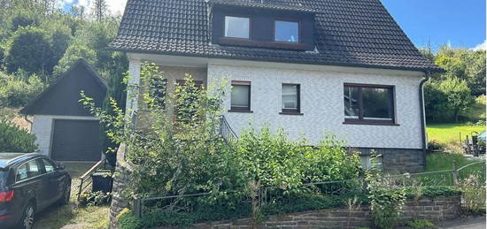 Solides Einfamilienhaus mit Garage auf großzügigem Hanggrundstück in zentrumsnaher Lage!