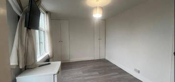 Studio to rent in The Broadway, Greenford UB6