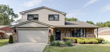 3239 N Volz Dr E, Arlington Heights, IL 60004