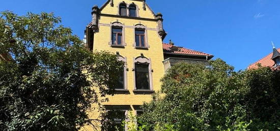 Sonnige 4-Zimmerwohnung mit Loggia in einer stilvollen Villa im alten Ostviertel von Göttingen